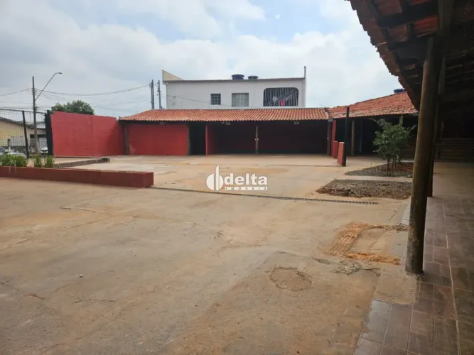 Casa comercial disponível para venda no bairro Tibery em Uberlândia-MG