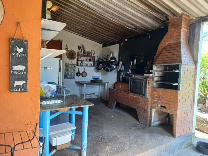 Sitio cercado por muito verde e montanhas 