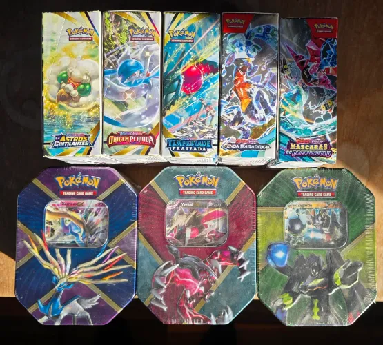 Booster Box Pokémon EE9, EE11, EE12, EV4, EV6 + Brinde Latas raras