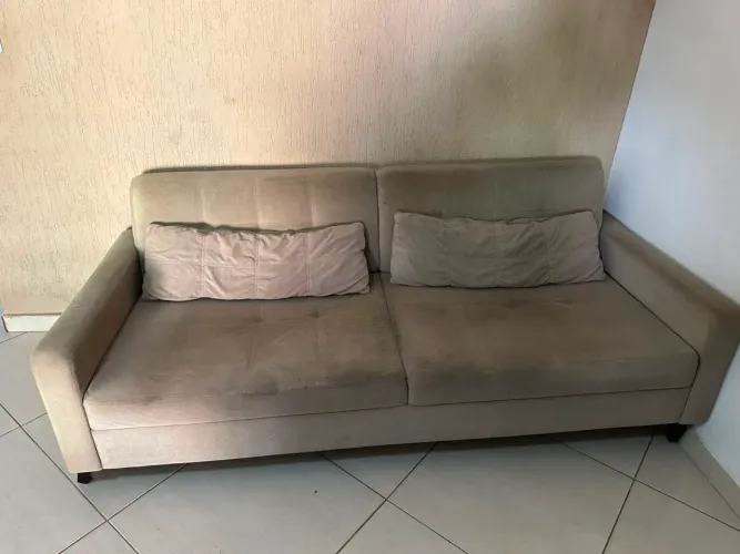 Sofá Tok stok na cor bege.