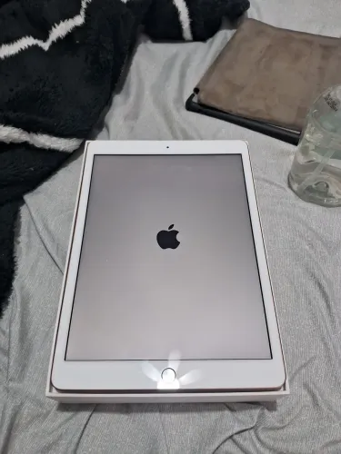 APPLE IPAD 8 GERAÇÃO TELA 10.2 POLEGADAS, 32 GB MEMORIA NA CAIXA E VEM COM CAPA