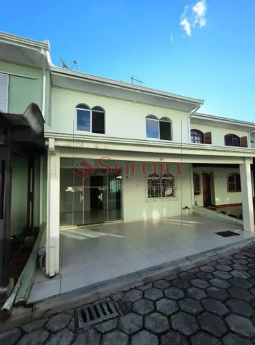 Saraju Imobiliária vende sobrado em condomínio na Rua Roraima