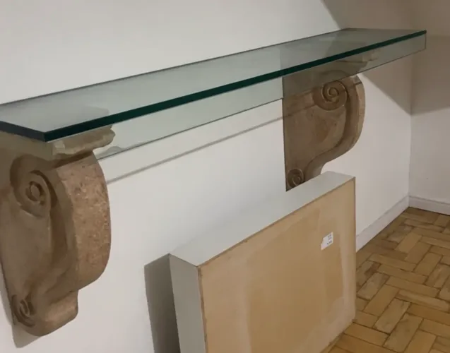 Aparador Clássico com Tampo de Vidro e Suportes em Madeira Maciça