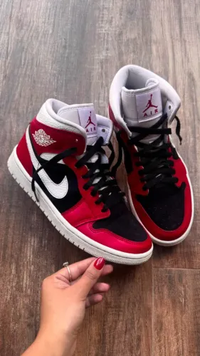 Tênis Nike Air Jordan 1 Mid Chicago Black Toe ? Feminino