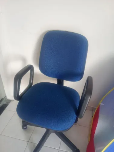 Cadeira giratória azul!! Em perfeito estado.