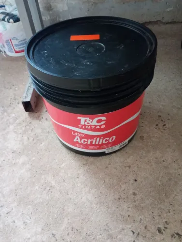 Estou vendendo essa tinta branca látex acrilico