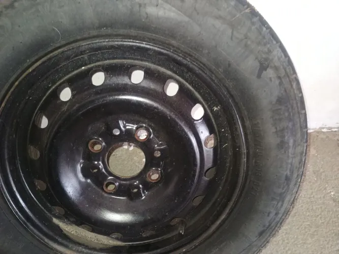Roda 4 furos da Fiat já com pneus