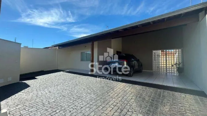 Casa com 3/4, suíte, quiosque e piscina, 186m² por R$ 787.000 - Santa Mônica - Uberlândia/