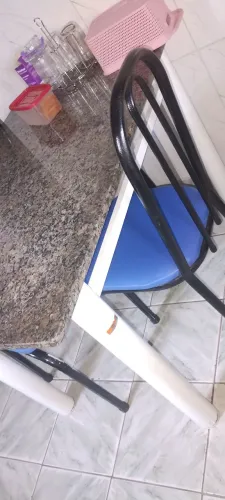 Vendo esse mesa com duas cadeiras por 300 reais,,tef *