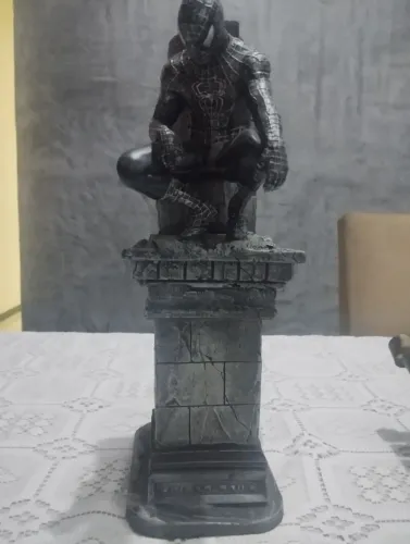 Estatua do homem aranha de redina