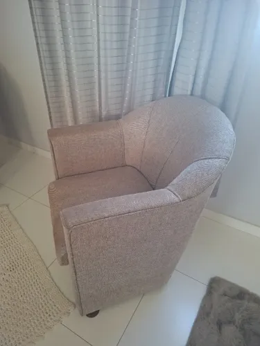 Poltrona de tecido reforçado cinza claro