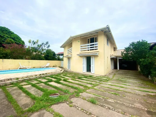 Casa com Piscina à Venda no Morro das Pedras!