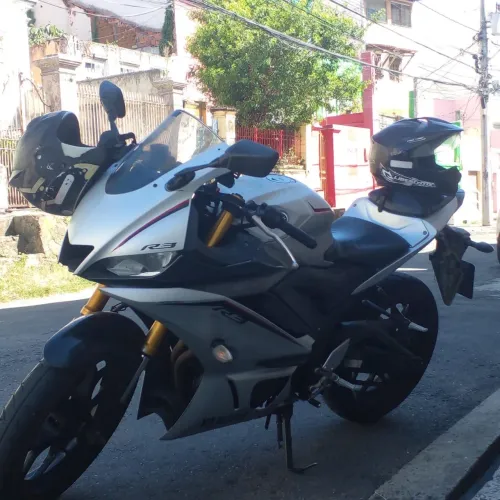 Vendo Yamaha YZF-R3 ano 2021, única dona, muito bem conservada.
