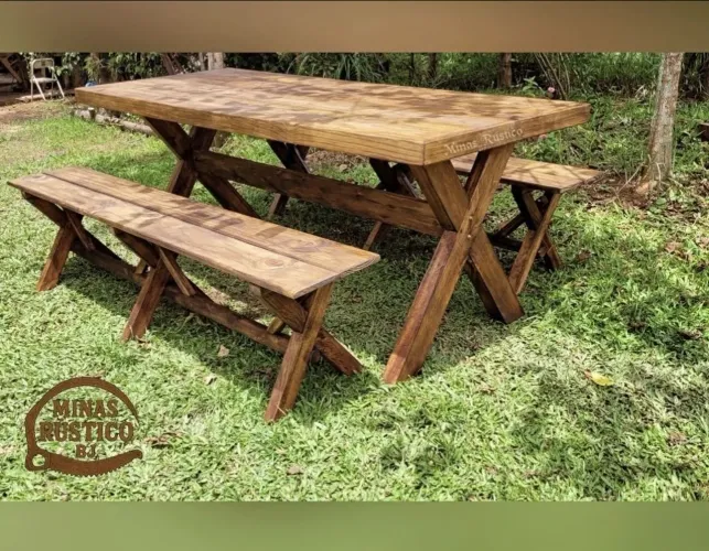 Mesa com 2 bancos pé serrado