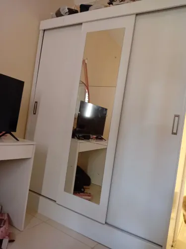 Guarda roupa branco 3 portas de correr com espelho