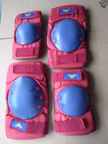 Kit Proteção Skate Patins Bike Mulher Maravilha infantil  adulto novo sem uso na embalagem