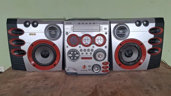 Som Philips Fw M589 Mini system,ele tá ligando e desligando.Uma boca do autofalante precis