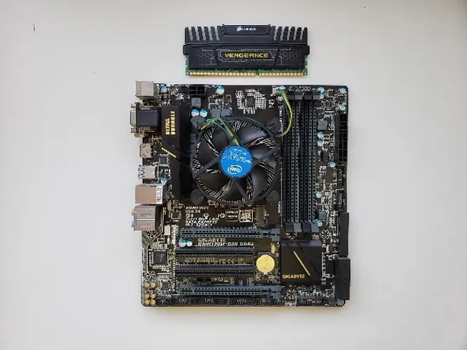 Kit i5-7400 + Placa Mae Gigabyte H170M-D3H + RAM 8GB DDR3 - Pronto e Testado