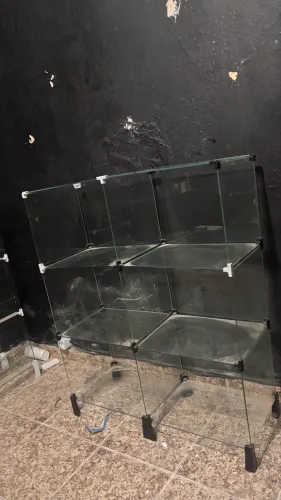 Estante expositor de vidro modulado possui 6 nichos