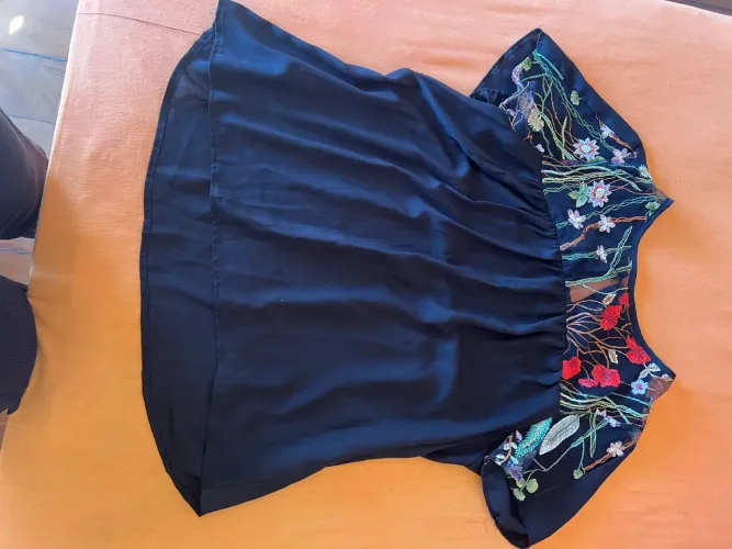 Blusa feminina tipo bata com bordado.