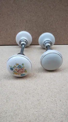 Antigas Maçanetas de Porcelana Bola