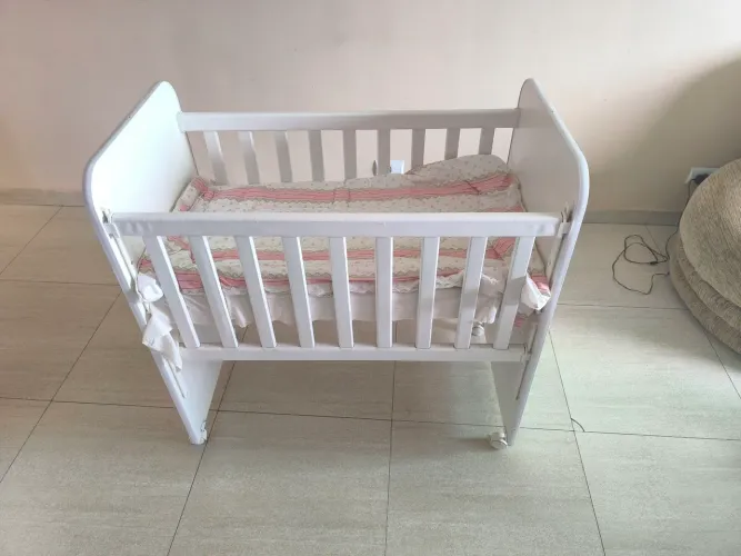 Mini berço com lateral retrátil
