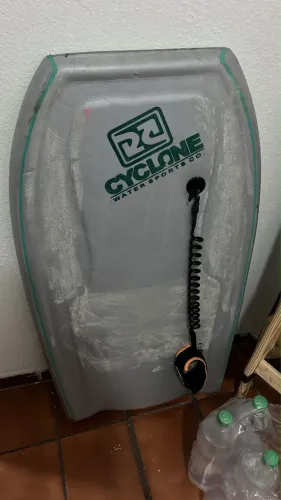 Prancha de bodyboard Cyclone usada e em boas condições.