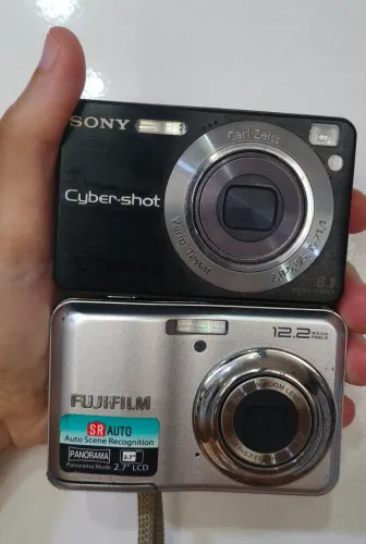 02 câmeras digitais - Sony e Fujifilm (No estado) - Leia a descrição!