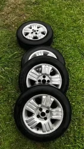 Vendo jogo de aros 14 Fiat adventure ou troco por aro 15 OU 16 GM que não seja de ferro.