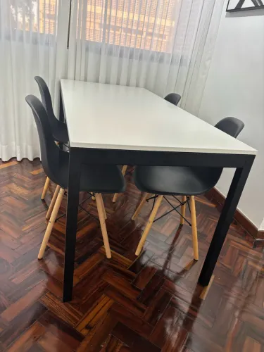 Mesa Tok&Stok com 4 cadeiras Wood pretas