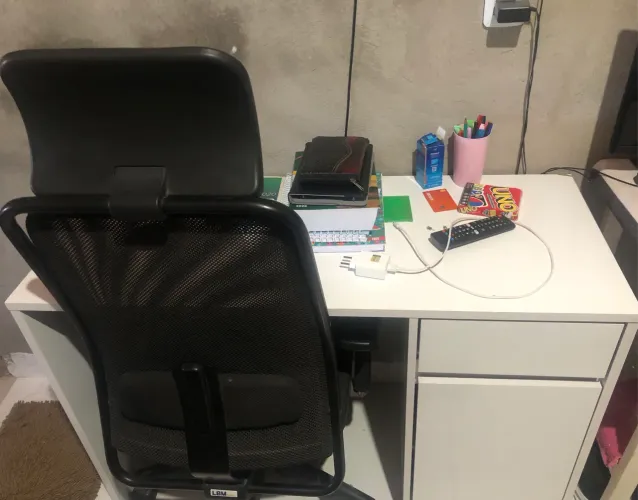 Mesa e cadeira de escritório