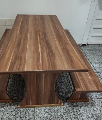 Mesa com 2 bancos em MDF