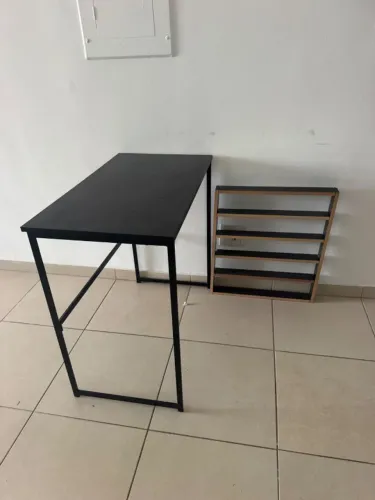 Mesa ou escrivaninha R$ 70 e expositor de esmalte R$ 30