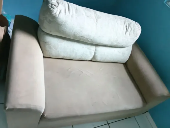 Vende-se por motivo de mudança. Sofá 100. Cômoda 100,00. Multiusuário 90,00. Som 150,00.