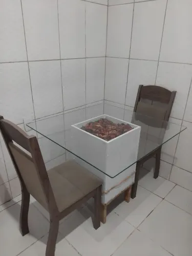 Mesa de jantar de vidro com 2 cadeiras