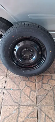 Roda com pneu novo