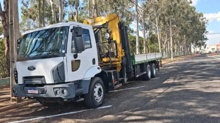 Vendo Caminhão Munck em otimo estado de conservação. Modelo FORD CARGO 6X4