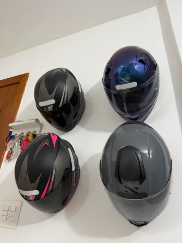 VENDO CAPACETES EM ESTADO DE NOVO
