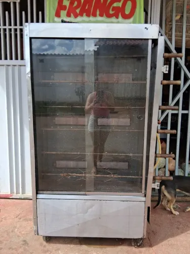 Assadeira de frango a gás giratória com espetos
