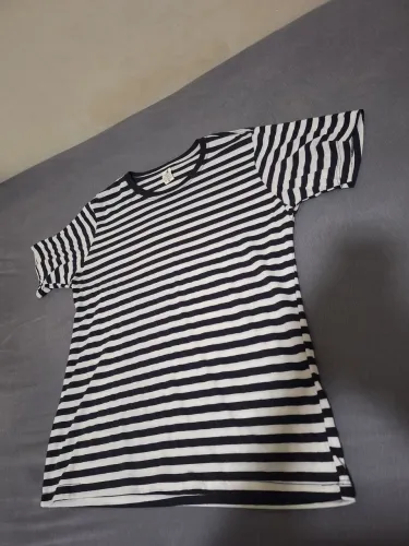 Camiseta Listrada Preta e Branca Gola Careca Tamanho M