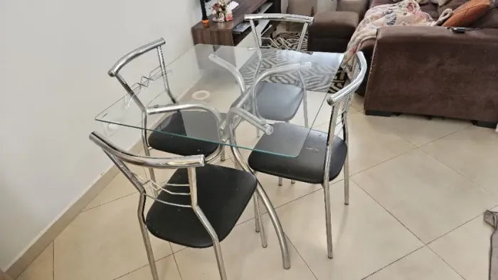 Mesa de jantar com tampo de vidro e 4 cadeiras inox