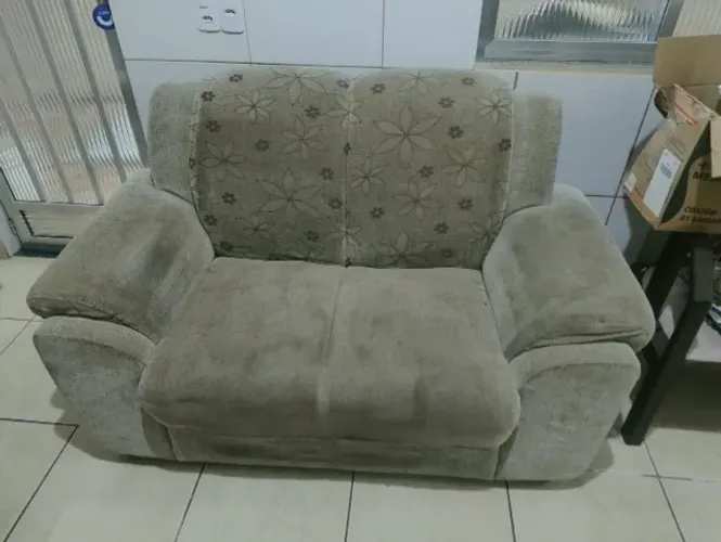 Vendo um sofá de dois lugares.