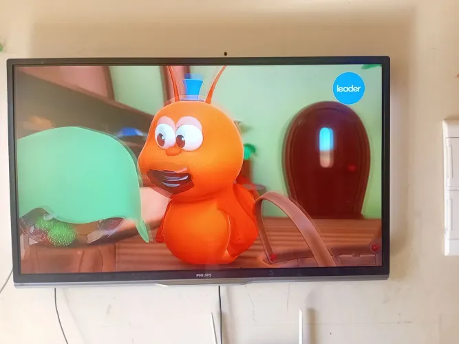 Vendo TV, 43 polegadas está em ótimo estado de uso