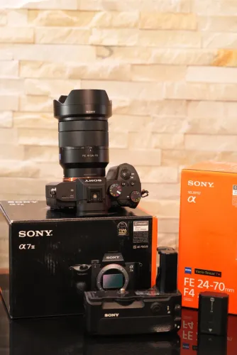 Camera Sony A7III COM lente Sony 24-70 f/4 Zeiss + grip ORIGINAL SONY