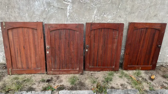 Portas de madeira para armário.