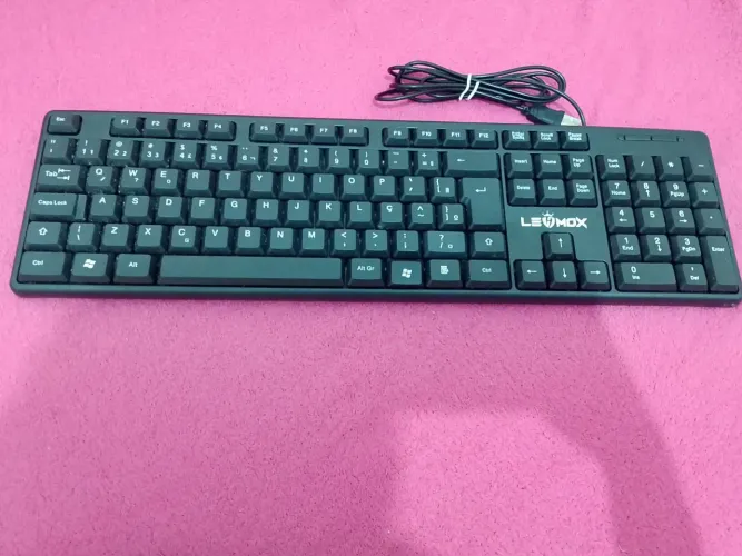 TECLADO LEHMOX A FIU COM APOIO PRA FICAR MAIS ALTO SERVE PRA CELULAR PC E NOTEBOOK
