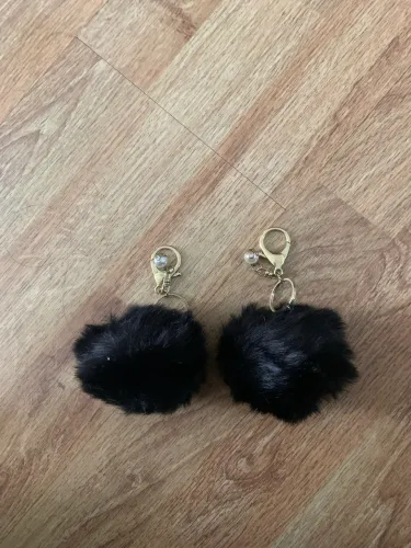 Chaveiro pon pon preto conjunto com 2 peças charmoso