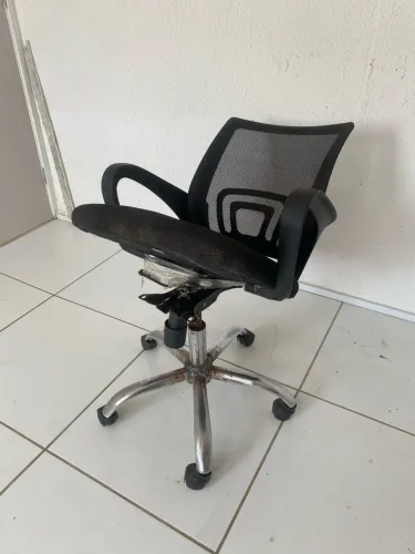 Cadeira de Escritório Giratória Mesh (Para Conserto / Retirada de Peças)