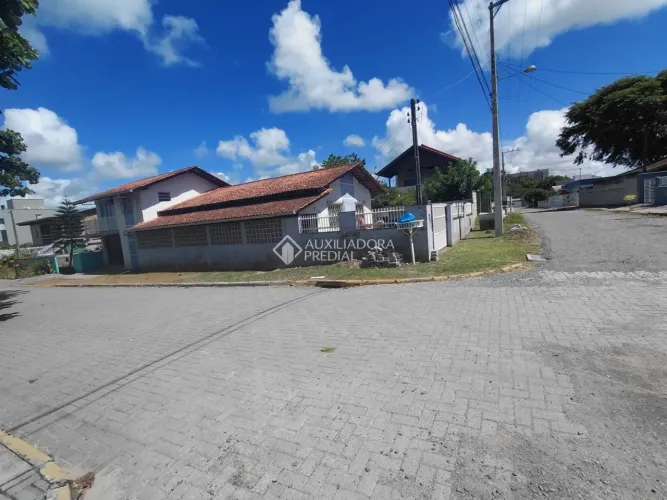 CASA COM 4 QUARTOS A 400 METROS DO MAR | TERRENO 12x24 | ESQUINA