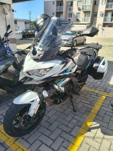 Vendo Kawasaki 650cc 2025 12.000km emplacada